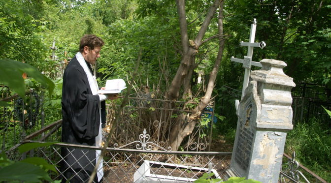 Клирик храма совершил заупокойные богослужения на Воскресенском кладбище