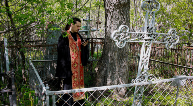 Клирик храма совершил заупокойные богослужения на Воскресенском кладбище