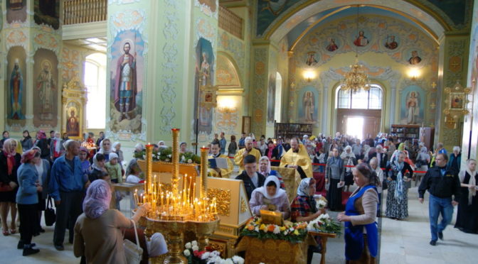 Клирики нашего храма совершили молебен с акафистом перед мощами блаженной Матроны Московской