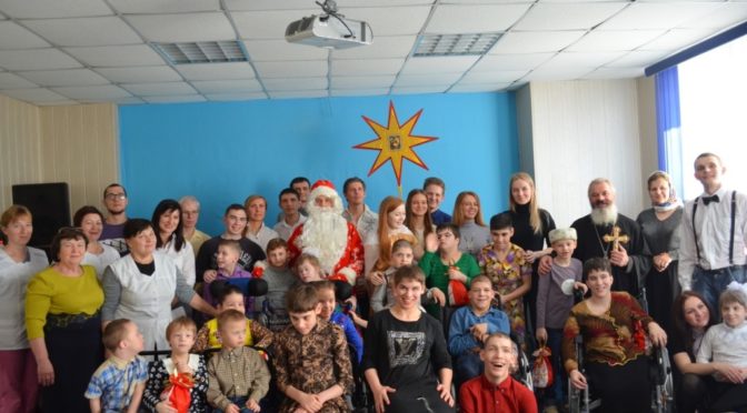 Участники молодежных обществ организовали рождественский праздник для детей из Орловского дома-интерната