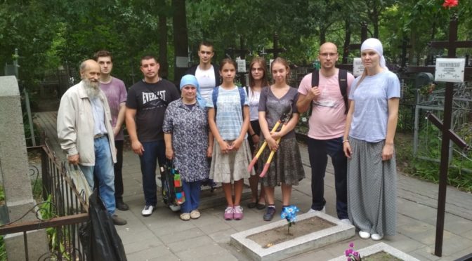 Активист клуба «Ладья» принял участие в акции по уборке могил на Воскресенском кладбище