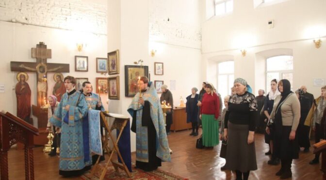 Утреня с чтением акафиста Пресвятой Богородице